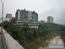 楼下是菜市场公交车站 出行方便的大两房