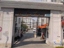 川沙上华西 鑫龙佳苑 临D铁 三室二卫 中间楼层 看中好谈