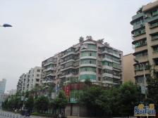 此房三室两卫,户型方正,采光充足。。