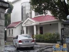 会展旁可以停几部车的经典小独栋~