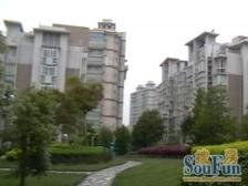 装修齐全,得房率高,主卧朝南,小区中心位置