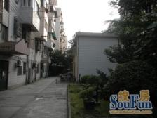 2个房间朝南,客厅宽大,适合装修布局