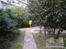 2个房间朝南,客厅宽大,适合装修布局