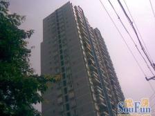 业主诚心出售 价格可谈 电梯房 。出入方便。