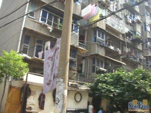 铁路八村户型方正,采光好装修好,环镜优美视野好,诚心出售