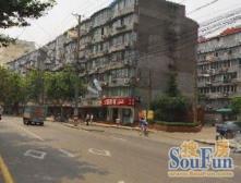 近地铁出行方便,近商圈购物方便