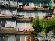 中间楼层,厨卫皆有窗户,朝南大一室户,带阳台,诚意出售。