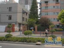 业主诚意出售!置换新房 电梯房,三开间朝南。