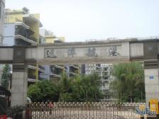 房子是顶跃,装修时装成的独立两套房子,装修保持很好