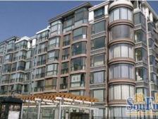 户型方正,小区绿化面积大,出入生活方便。