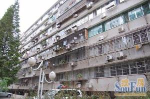 检察院宿舍的房子,实际套内有135平。