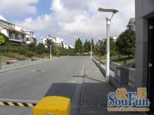 新上边套别墅,附送3个车位,无违建楼距开阔,采光好