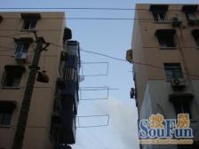 低楼层有天井,每个功能对外都有窗户,采光好