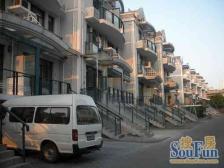 中环旁纯别墅社区,边套,带大边院子,3层,两个车位,好位置!