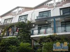 中环旁纯别墅社区,边套,带大边院子,3层,两个车位,好位置!