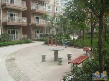 低楼层,户型方正精装修,没有浪费面积 看小区中庭