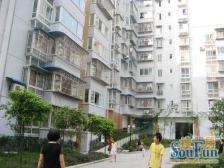 小区旁边是万达广场,1号线300米