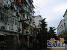 新上电梯,边套全明户型,花园位置厅有窗,采光刺眼