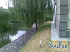 小区纯地上二层,位置安静,东南临河