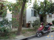 此房满五年,位于小区中间位置,近地铁,看房随时可看