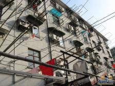 主卧朝南,繁华地段,精装修,一楼送花园