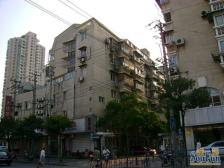 中山北路地铁口,隔一条马路,旁边就是商场五月花