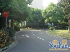 房型正气,小区入口附近,采光充足,小区中心位置