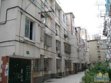 一楼天井暖洋洋养花养草,晾衣凉被,出入方便生活便利