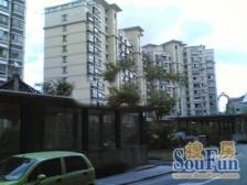 空中阁楼,实用面积大,地处繁华闹市