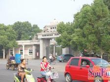 湖景花园 带学*的2房 三楼 有固定车位 近燕鸣岛