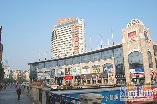 蓝天碧水购物广场