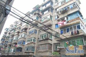 洪城路218号江拖宿舍南北通透,采光好近地铁视野好,诚心出售
