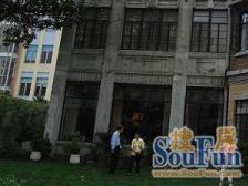 向阳&位育 小区周边梧桐树环绕很美 步行100米左右可到校