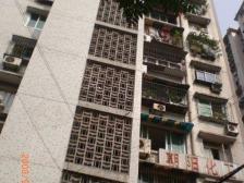 小区南坪四公里轻轨旁边.小区有停车位业主150一个月