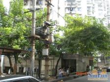 小区南坪四公里轻轨旁边.小区有停车位业主150一个月