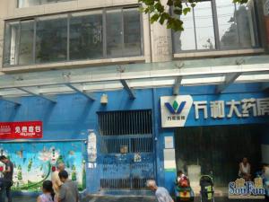 出小区大门口步行100米东东摩公交车站,出行方便。