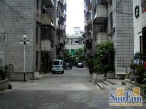 豪屋花园住家精装四房,实用面积高,业主诚心出售。