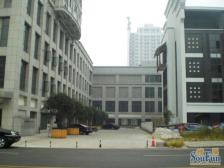 此房在步行街上出行方便,每个房间都有采光