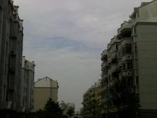 正规三房两厅两卫,纯毛坯方便装修,东端户有个小院子