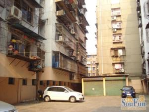 站前西路163号住宅小区南北通透,采光好装修好,环镜优美近地铁周边匹套完善,,出行方便
