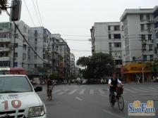 东湖区环湖路户型方正,采光好近地铁视野好,诚心出售