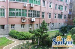 中心花园 南北通透,采光好 装修好,环镜优美 中间楼层