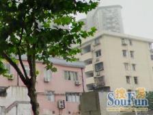 低楼层,出行方便,送30平大天井面积,看房方便