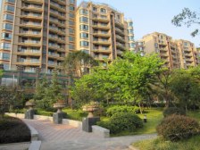 门口就有轻轨5号线,配套齐全,生活便利。