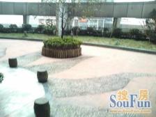 装修精品,楼下公交站、地铁站,拎包入住,购物方便