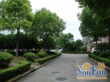 近地铁,中间楼层 拎包入住,通风好 店长力推