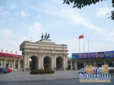 房子带独立大院子,可种花草和蔬菜,外立面新装修!