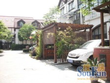 小区是2006年建成的纯别墅小区,位置好北进门南花园