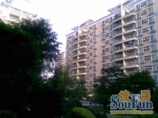 主阳台和两个房间看花园,东南采光通风好,随时可看房