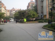 轻轨房,公交地铁方便,精装两房,公园多绿化好